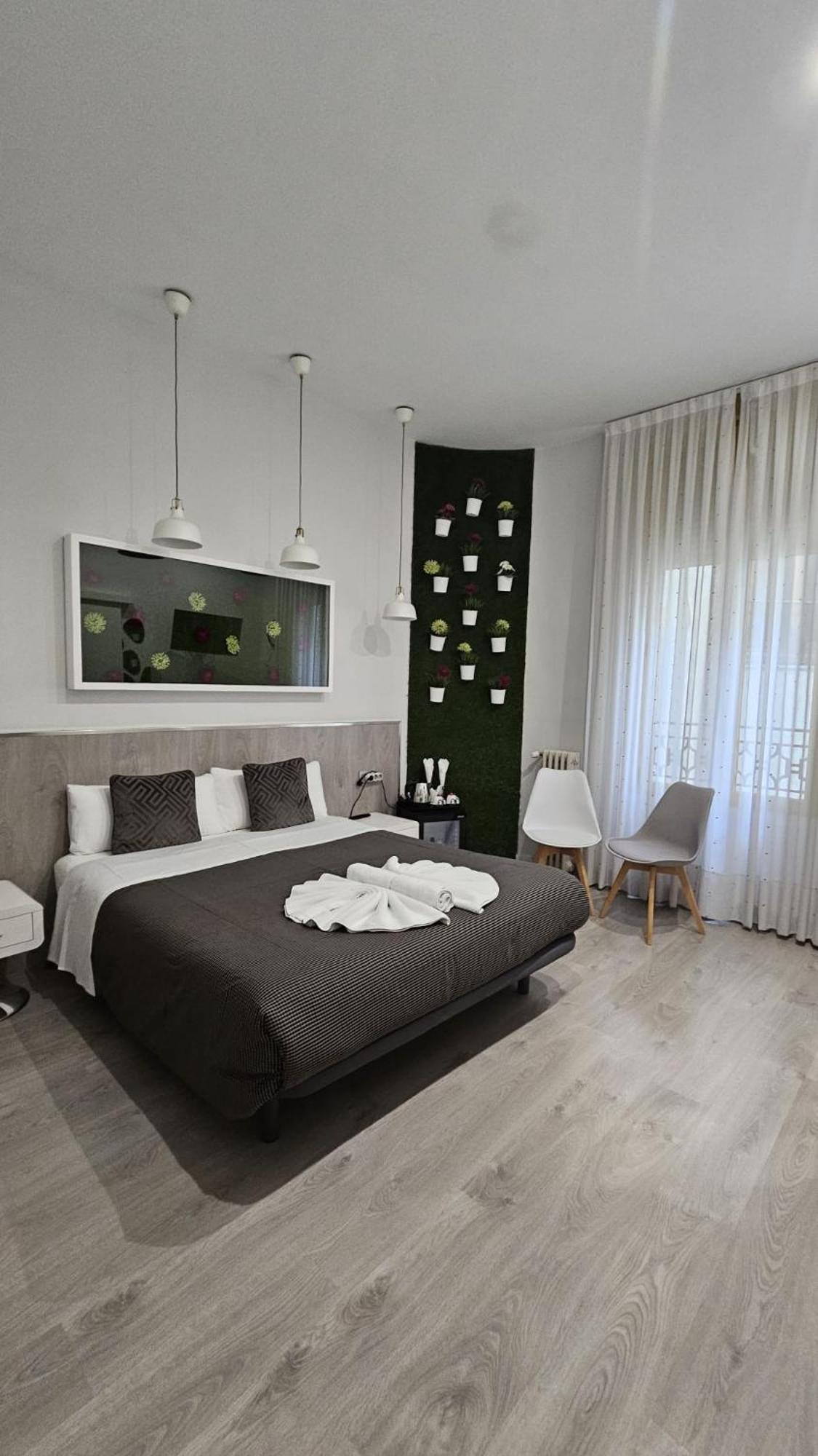 Hostal Lauria — Photos 1
